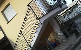 Yellow House Cir 12040